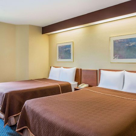 Travelodge By Wyndham Fort Myers Airport מראה חיצוני תמונה