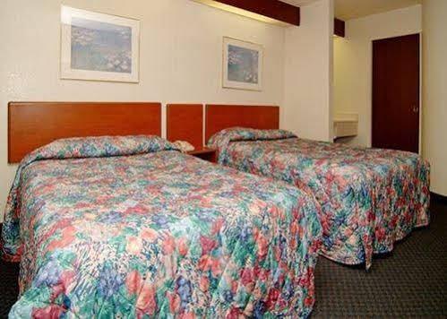 Travelodge By Wyndham Fort Myers Airport מראה חיצוני תמונה