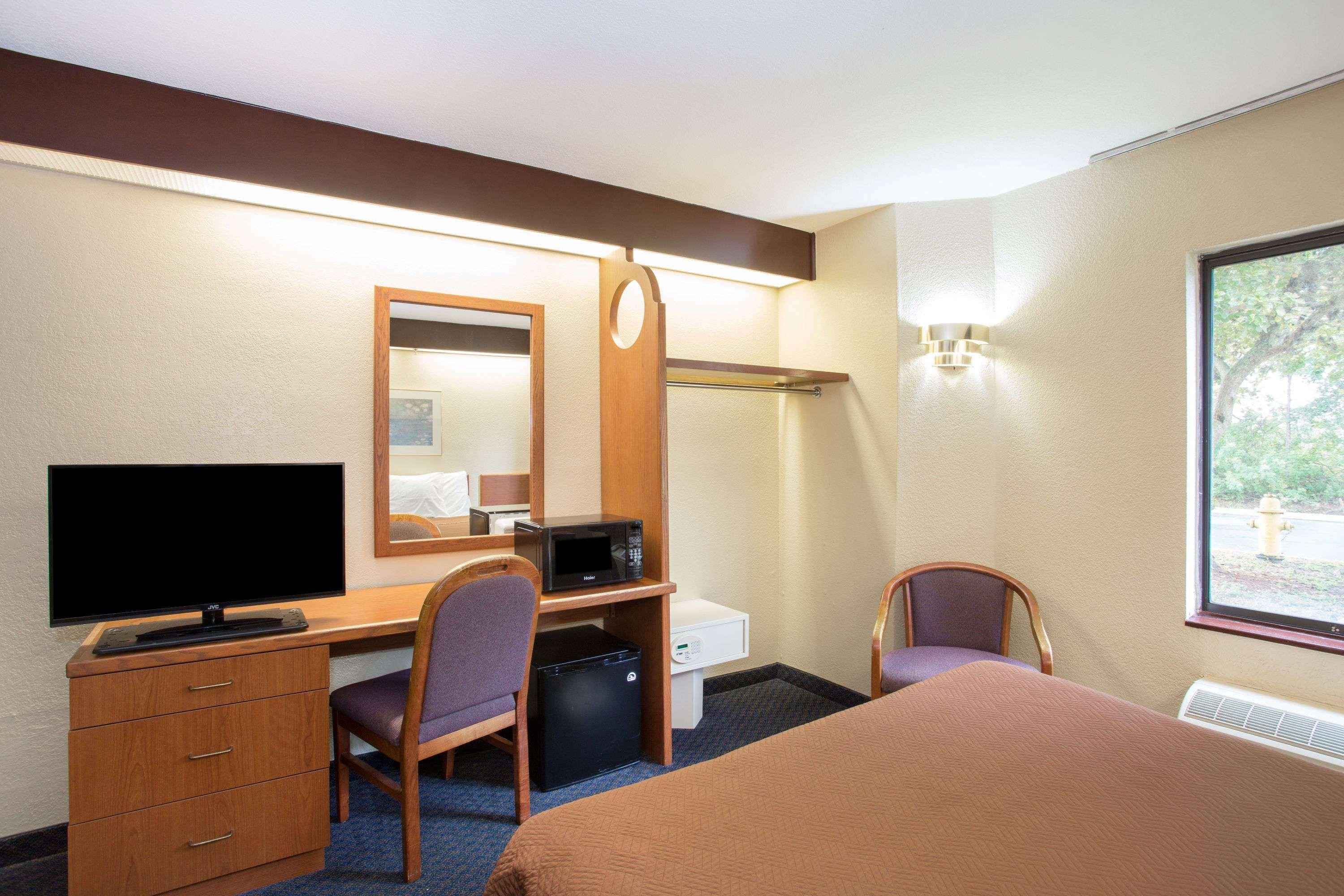 Travelodge By Wyndham Fort Myers Airport מראה חיצוני תמונה