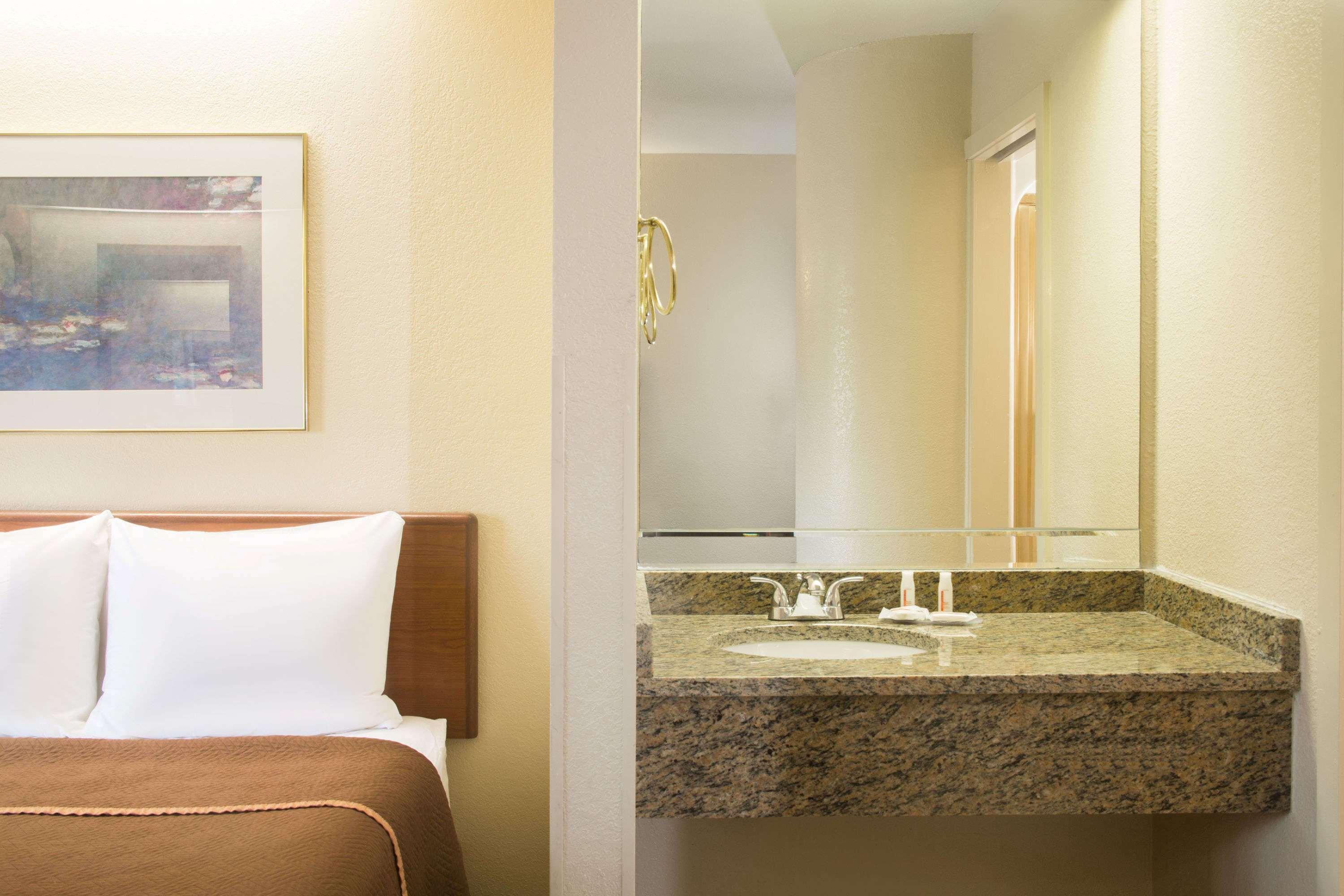 Travelodge By Wyndham Fort Myers Airport מראה חיצוני תמונה