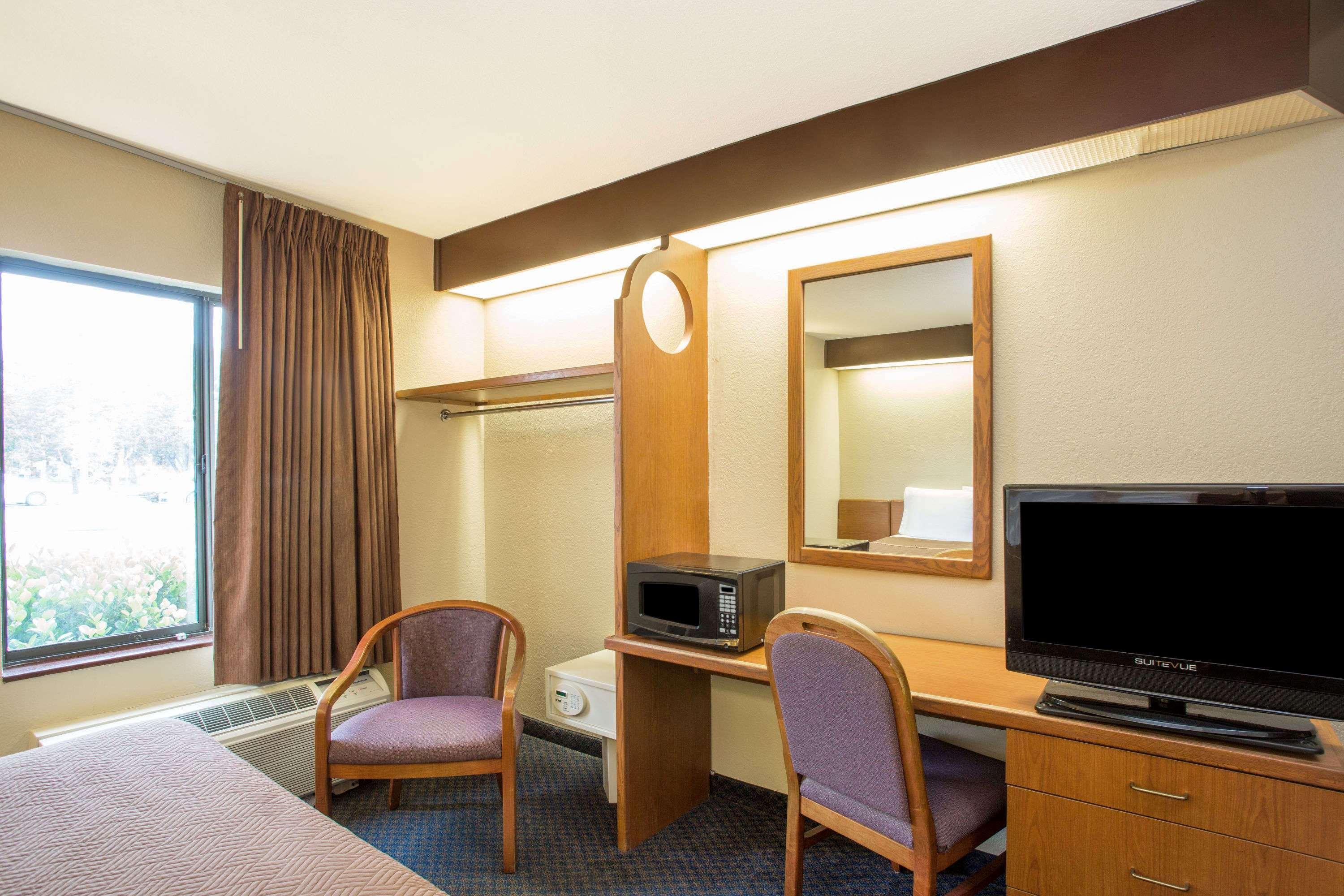 Travelodge By Wyndham Fort Myers Airport מראה חיצוני תמונה