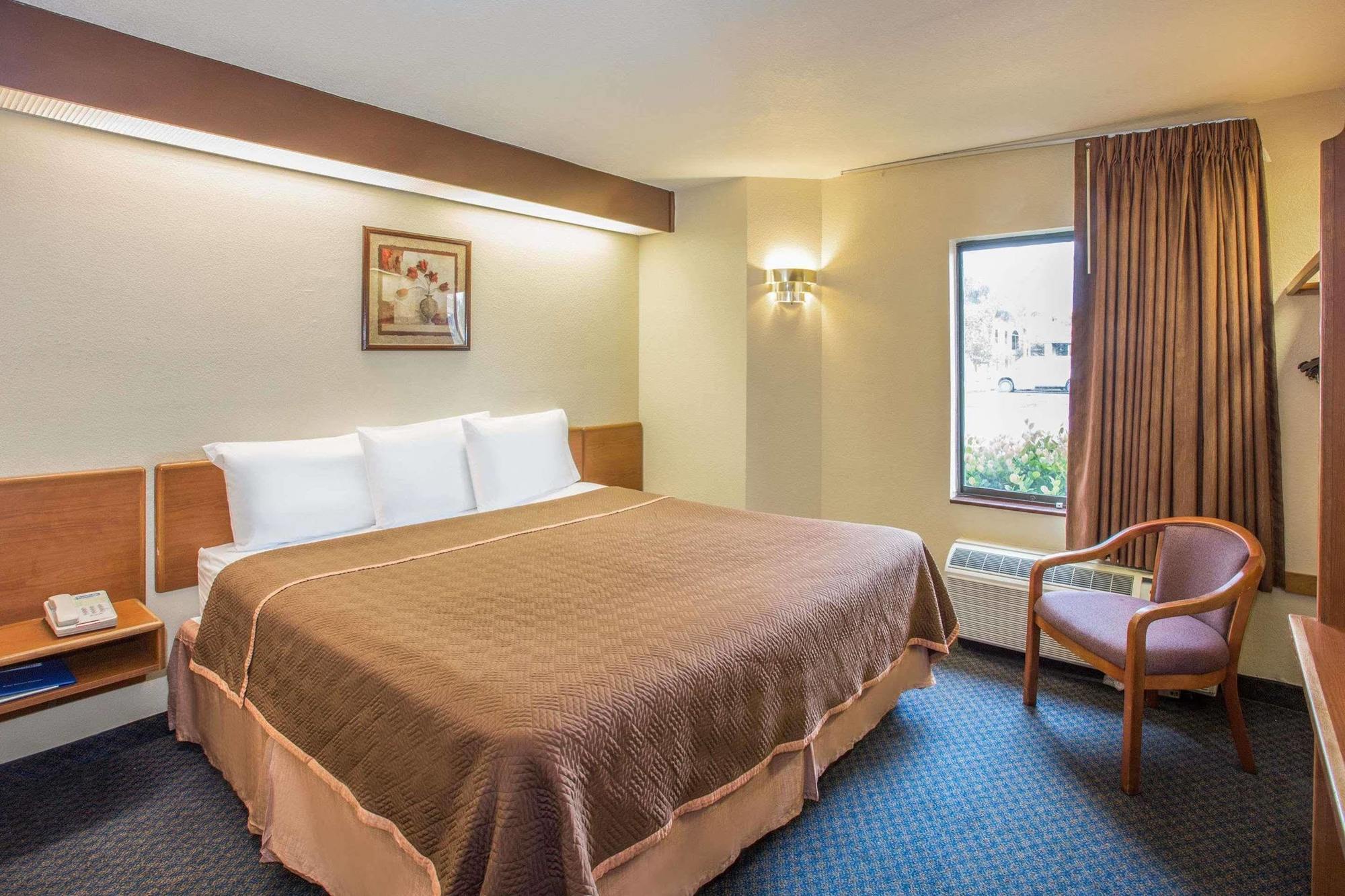 Travelodge By Wyndham Fort Myers Airport מראה חיצוני תמונה